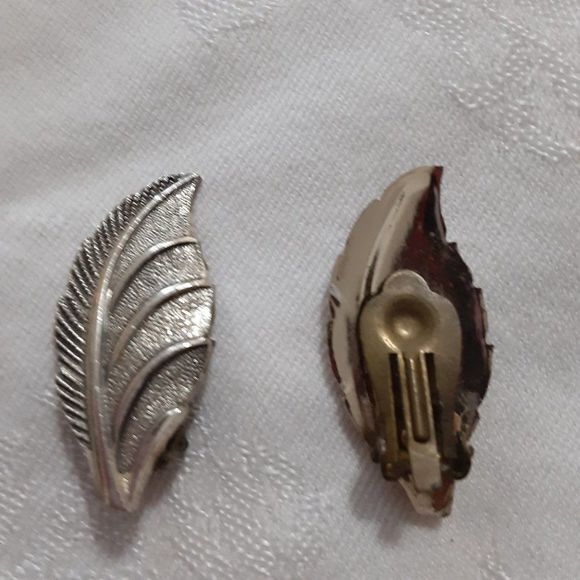 Silver tone clip leaf earrings elegant 1.5" career - Picture 3 of 3